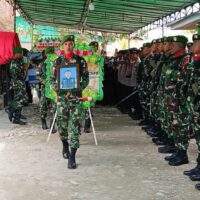 Upacara Militer Iringi Pemakaman Sertu Arifin Cepa yang Gugur dalam Tugas