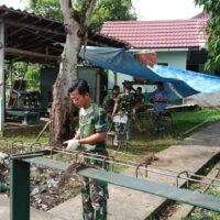 Satgas TMMD Wiltas Ke-127 Kodim 0912/Kbr Rakit Kerangka Besi untuk Perkuat Semenisasi Jalan