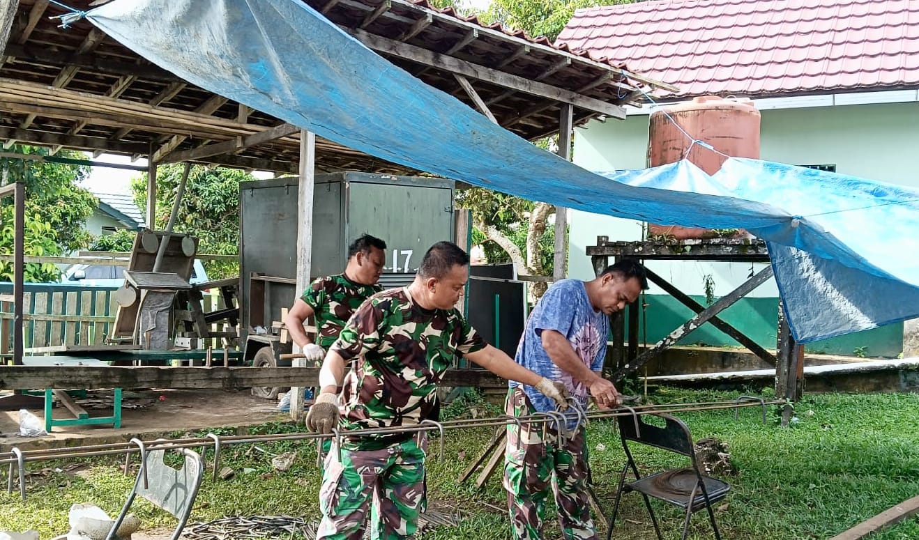 Satgas TMMD Wiltas Ke-127 Kodim 0912/Kbr Rakit Kerangka Besi untuk Perkuat Semenisasi Jalan