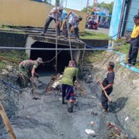 Dukung Gerakan Indonesia Asri, Babinsa Kodim Bojonegoro dan Masyarakat Karya Bakti Serentak Membersihkan Lingkungan