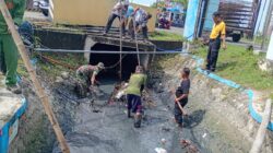 Dukung Gerakan Indonesia Asri, Babinsa Kodim Bojonegoro dan Masyarakat Karya Bakti Serentak Membersihkan Lingkungan