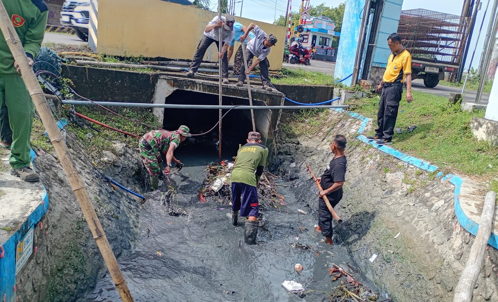 Dukung Gerakan Indonesia Asri, Babinsa Kodim Bojonegoro dan Masyarakat Karya Bakti Serentak Membersihkan Lingkungan