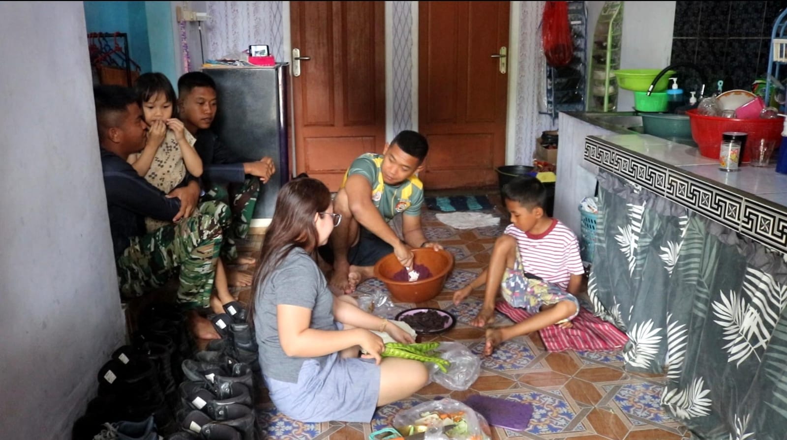 Di Balik Tugas TMMD, Ada Momen Kebersamaan Anggota Satgas dan Ibu Asuh di Dapur Sederhana