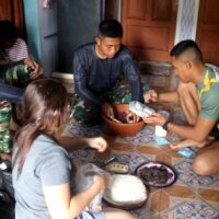 Di Balik Tugas TMMD, Ada Momen Kebersamaan Anggota Satgas dan Ibu Asuh di Dapur Sederhana