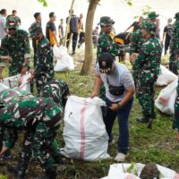 Dandim Bojonegoro Bersama Forkopimda Bersih-Bersih Bantaran Sungai Bengawan Solo