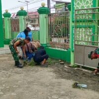 Sambut Ramadhan, Satgas TMMD dan Warga Bersihkan Masjid Agung Baiturrahim Sendawar