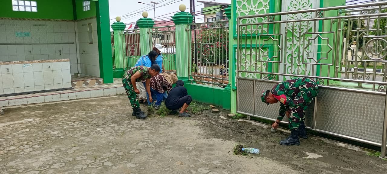 Sambut Ramadhan, Satgas TMMD dan Warga Bersihkan Masjid Agung Baiturrahim Sendawar