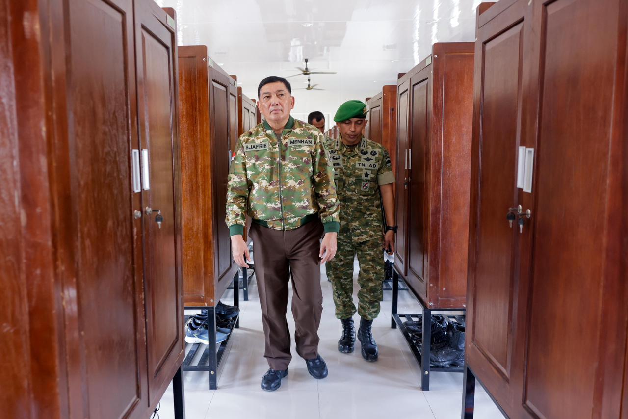 Wakil Panglima TNI Dampingi Menhan RI Kunjungi Yonif TP 852/ABY