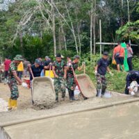 Hari Ke-5, Satgas TMMD Ke-127 dan Warga Terus Kebut Pengecoran Jalan di Linggang Amer