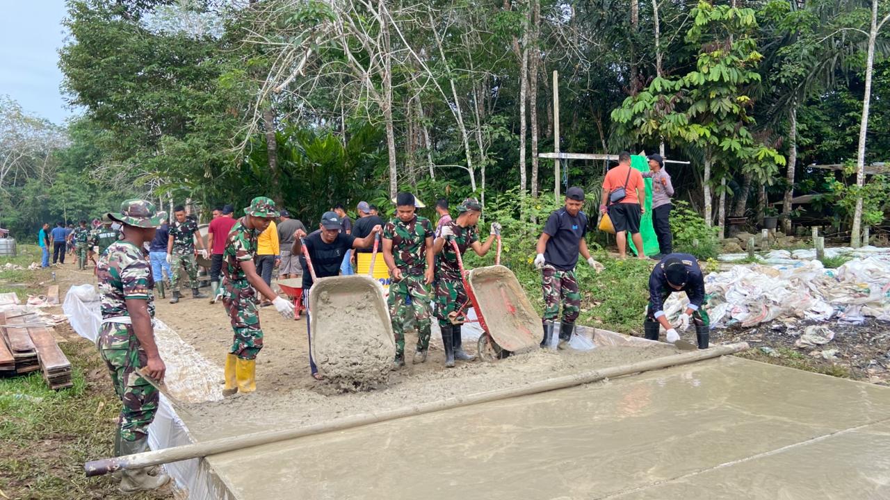 Hari Ke-5, Satgas TMMD Ke-127 dan Warga Terus Kebut Pengecoran Jalan di Linggang Amer