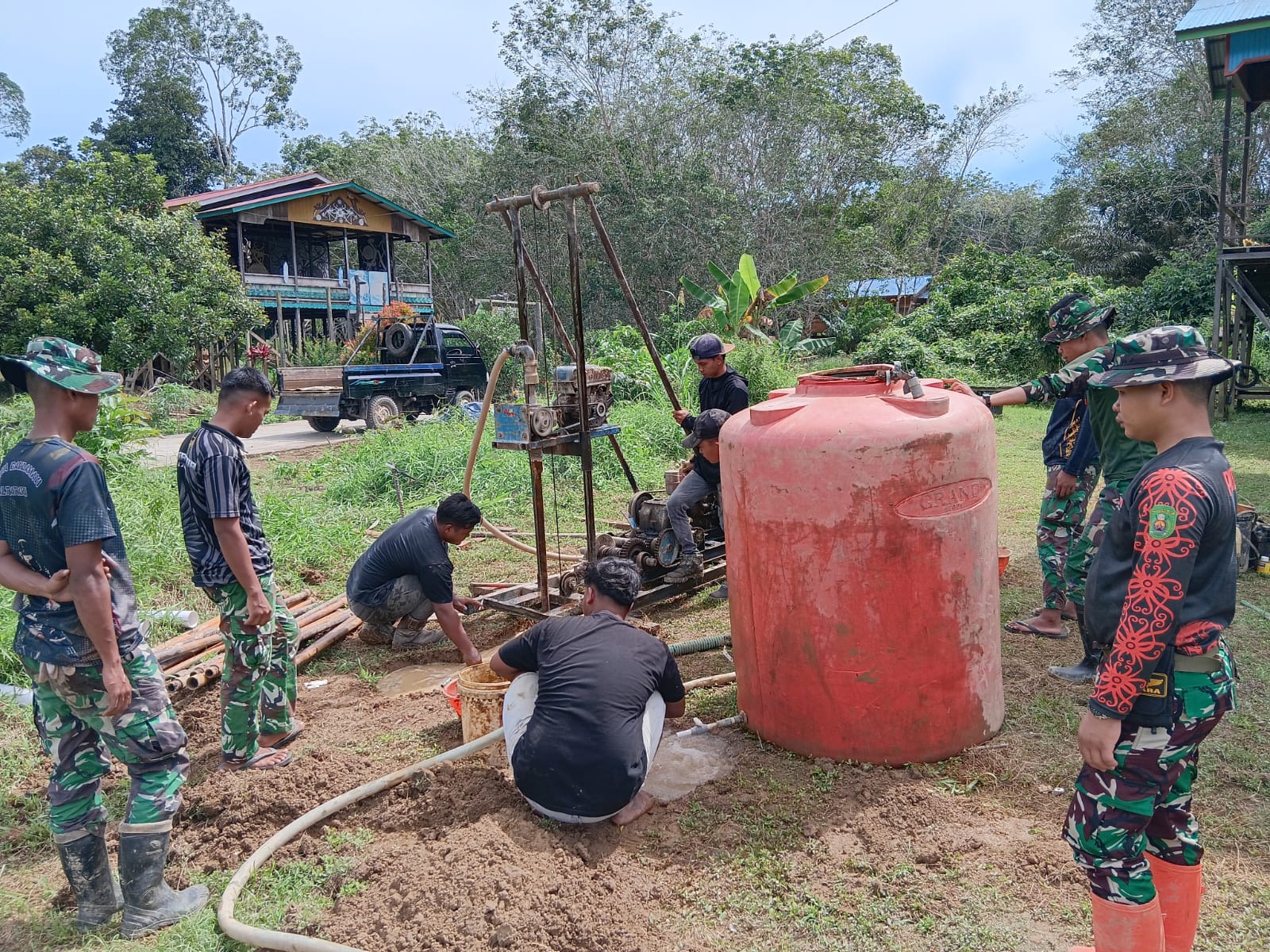 Dan SSK TMMD Wiltas Ke-127 Pimpin Tahap Pengeboran Sumur Bor Bersama Warga di Kampung Tering Lama Dan SSK TMMD Wiltas Ke-127 Pimpin Tahap Pengeboran Sumur Bor Bersama Warga di Kampung Tering Lama