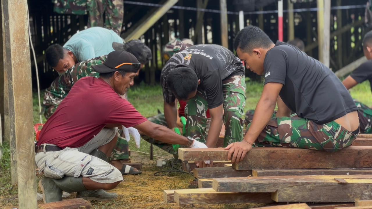 Dan SSK Kapten Inf Firdaus Turun Langsung Bantu Semenisasi Jalan di Kampung Linggang Amer Dan SSK Kapten Inf Firdaus Turun Langsung Bantu Semenisasi Jalan di Kampung Linggang Amer