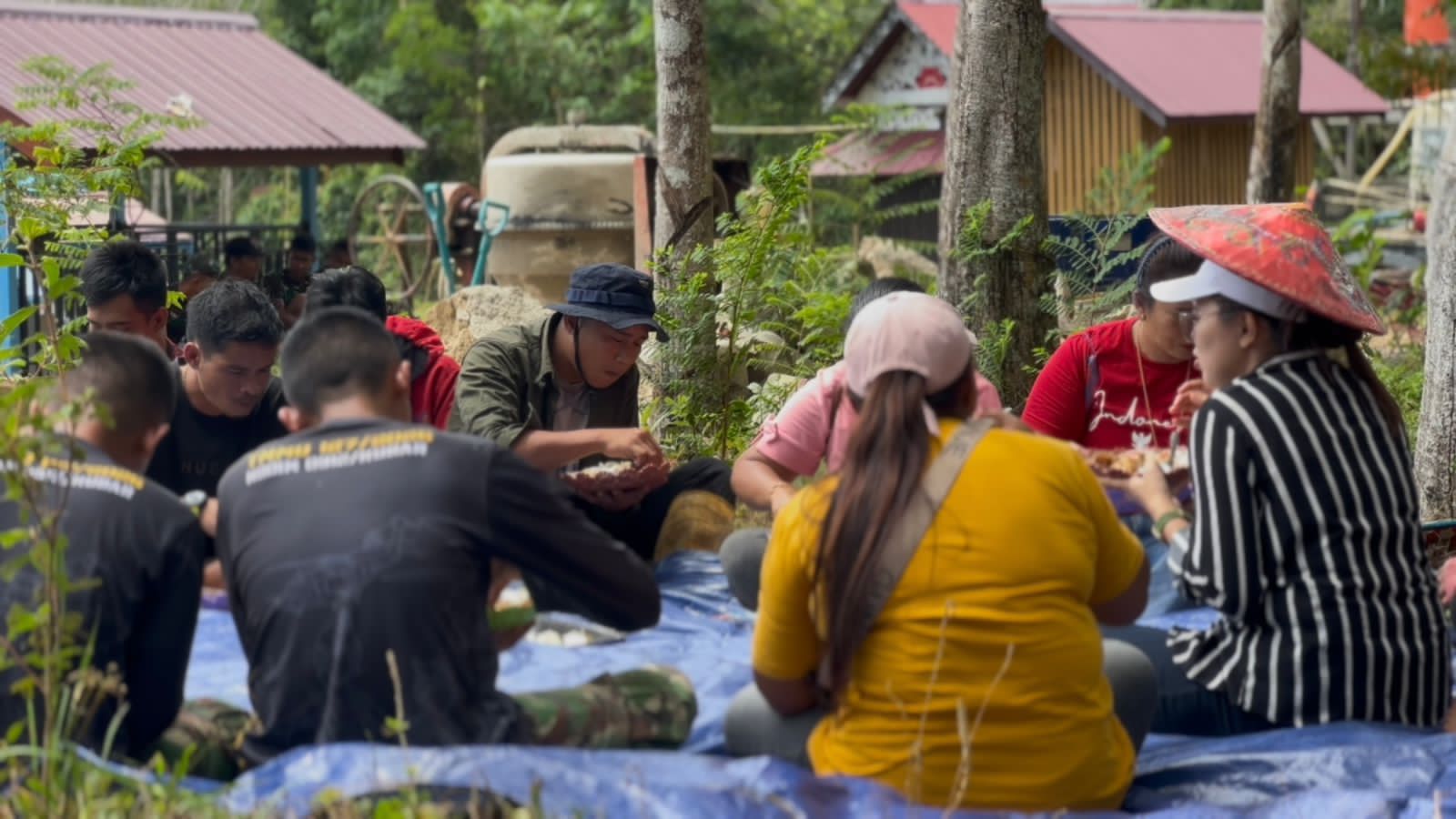 Saat Lelah Menjadi Cerita, Satgas TMMD dan Warga Makan Siang Bersama Saat Lelah Menjadi Cerita, Satgas TMMD dan Warga Makan Siang Bersama
