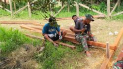 Langkah Awal Pembangunan MCK, Satgas TMMD Ke-127 Mulai Siapkan Rangka Kayu