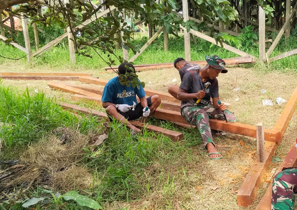 Langkah Awal Pembangunan MCK, Satgas TMMD Ke-127 Mulai Siapkan Rangka Kayu Langkah Awal Pembangunan MCK, Satgas TMMD Ke-127 Mulai Siapkan Rangka Kayu