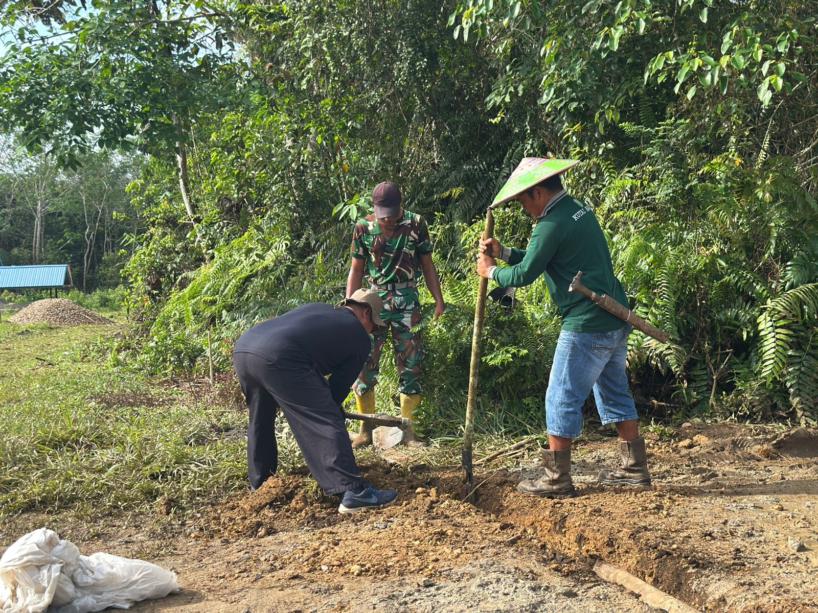 Tak Sekadar Mendukung, Ketua RT 1 Ikut Angkat Cangkul Membuat Gorong-Gorong di Lokasi TMMD Tak Sekadar Mendukung, Ketua RT 1 Ikut Angkat Cangkul Membuat Gorong-Gorong di Lokasi TMMD