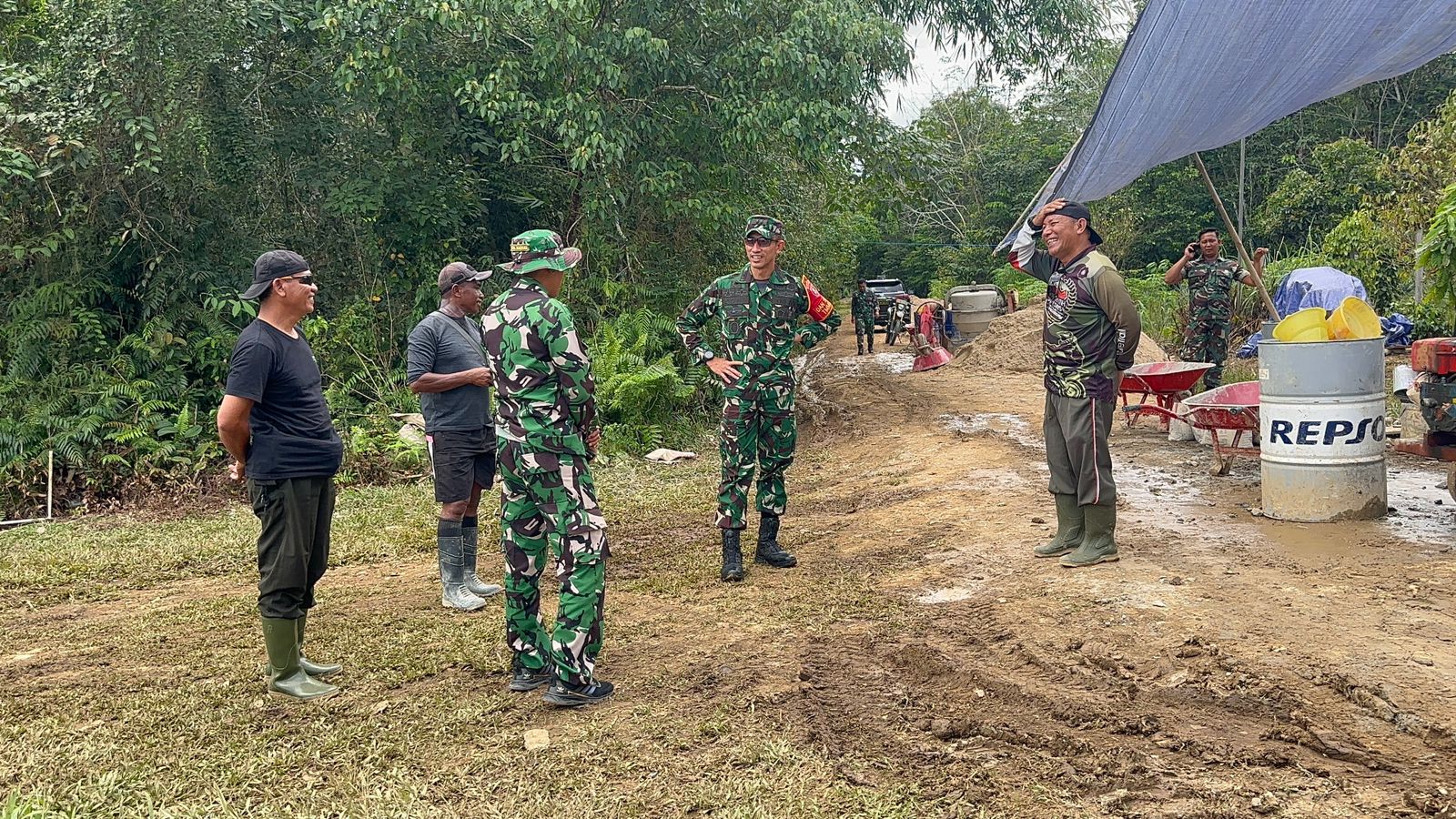 Dansatgas TMMD Wiltas Ke-127 Kodim 0912/Kubar Tinjau Langsung Progres Semenisasi Jalan di Linggang Amer Dansatgas TMMD Wiltas Ke-127 Kodim 0912/Kubar Tinjau Langsung Progres Semenisasi Jalan di Linggang Amer