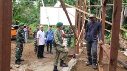 Dansatgas TMMD Wiltas Ke-127 Bersama Kabid Perkim Tinjau Progres RTLH di Linggang Amer