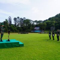 Upacara 17-an Februari 2026, Gubernur Akmil Bacakan Amanat Kasad dan Berikan Penghargaan Prajurit Berprestasi