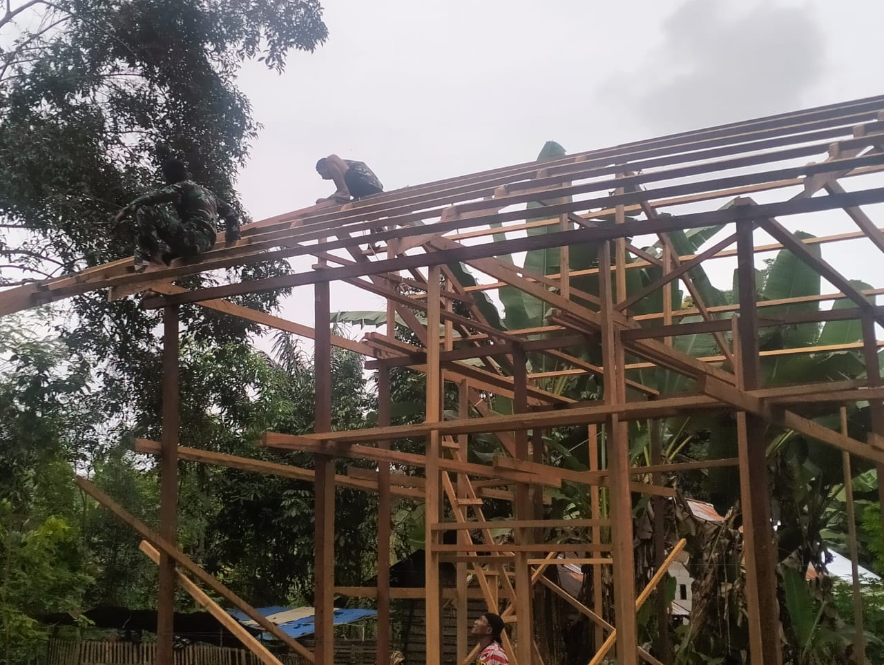 Bulan Puasa Tak Mengurangi Semangat Pengabdian, Satgas TMMD Wiltas Ke-127 Terus Kebut Pengerjaan RTLH Bulan Puasa Tak Mengurangi Semangat Pengabdian, Satgas TMMD Wiltas Ke-127 Terus Kebut Pengerjaan RTLH