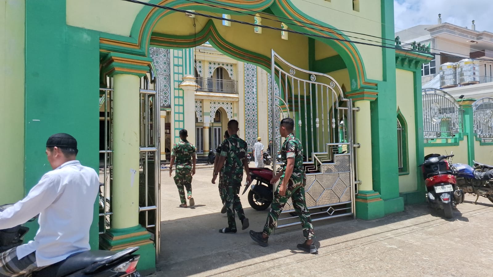 Meski Jauh dari Masjid, Satgas TMMD Wiltas Ke-127 Tetap Tunaikan Sholat Jumat Meski Jauh dari Masjid, Satgas TMMD Wiltas Ke-127 Tetap Tunaikan Sholat Jumat