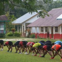 Meski Berpuasa, Anggota Satgas TMMD Wiltas Ke-127 Tetap Semangat Laksanakan Senam Pagi
