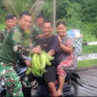 Wujud Syukur Warga, Helius Serahkan Pisang Tanduk kepada Personel TMMD di Tering Lama