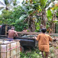 Personel TMMD Ke-127 Kodim 1514/Morotai Pasang Mesin Bor Air di Desa Falila