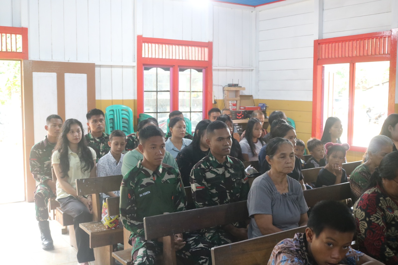Anggota Satgas TMMD Ke-127 Laksanakan Ibadah Minggu Bersama Umat di Linggang Amer Anggota Satgas TMMD Ke-127 Laksanakan Ibadah Minggu Bersama Umat di Linggang Amer