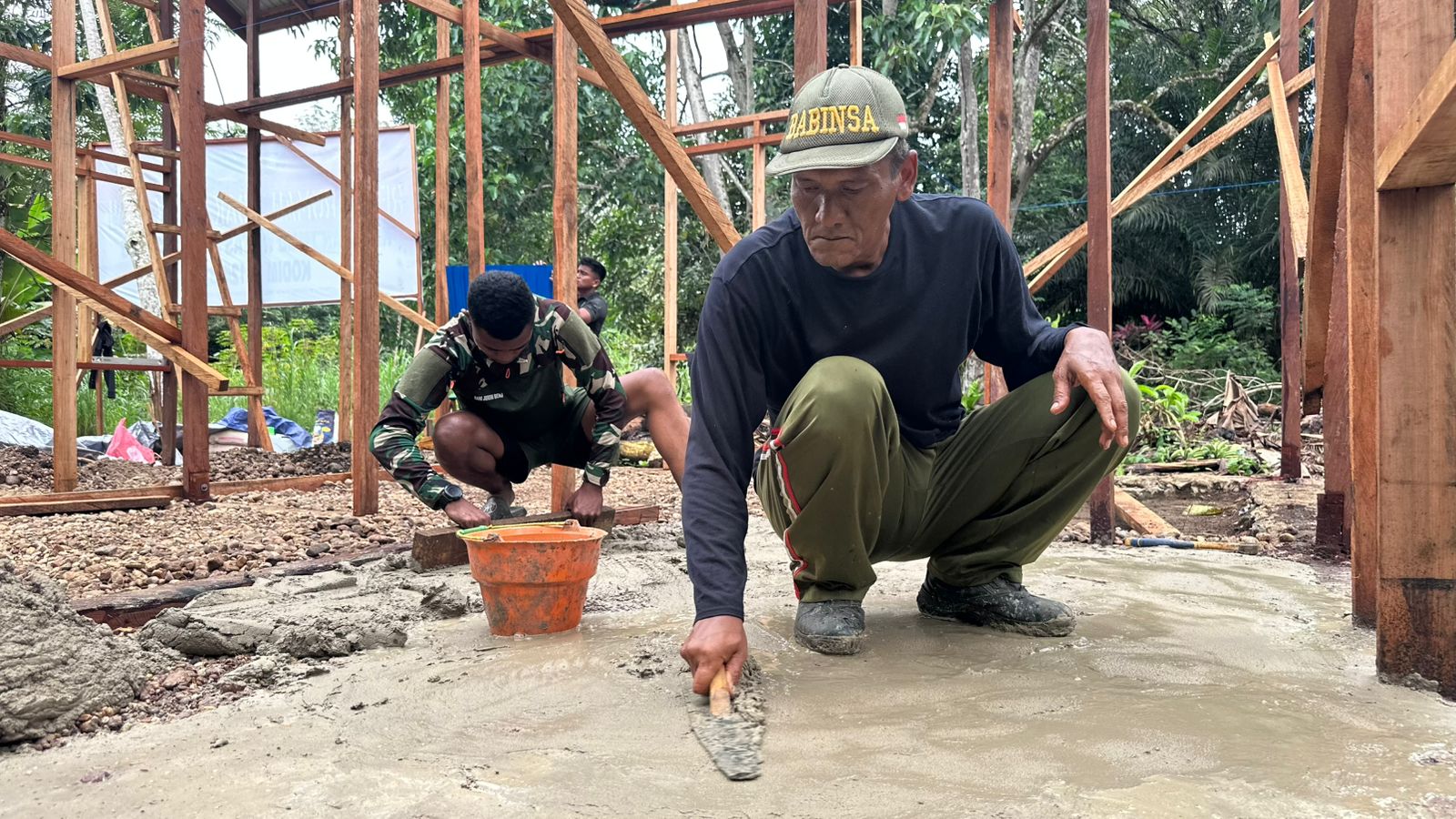 RTLH Masuk Tahap Pengecoran Lantai, Satgas TMMD Ke-127 Kebutan Pekerjaan RTLH Masuk Tahap Pengecoran Lantai, Satgas TMMD Ke-127 Kebutan Pekerjaan