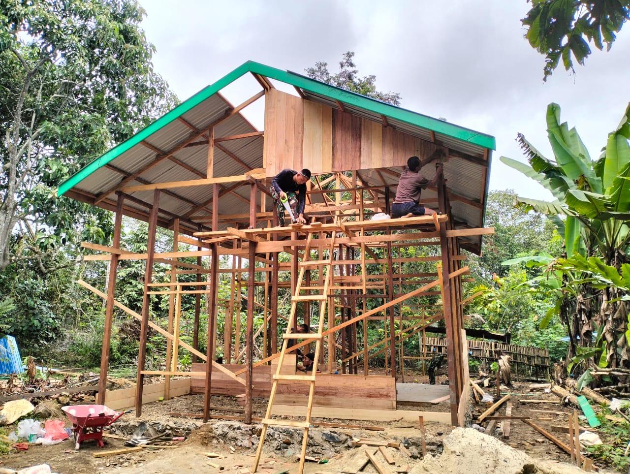 Penuh Ketelitian, Satgas TMMD Pasang Dinding RTLH