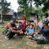 Keceriaan di Lokasi TMMD: Anggota Satgas Bermain Bersama Anak-Anak Linggang Amer