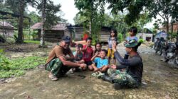 Keceriaan di Lokasi TMMD: Anggota Satgas Bermain Bersama Anak-Anak Linggang Amer