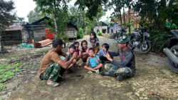 Keceriaan di Lokasi TMMD: Anggota Satgas Bermain Bersama Anak-Anak Linggang Amer