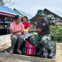 Bentuk Kepedulian, Tim Kesehatan Kodim Berikan Vitamin kepada Warga