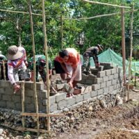 Personel Satgas TMMD Ke-127 Kodim 1514/Morotai Lanjutkan Pembangunan MCK di Desa Dehegila