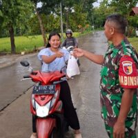 Ramadhan Penuh Keberkahan, Babinsa dan Persit Koramil Kedewan Bojonegoro Bagikan Takjil Gratis