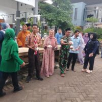 Babinsa Koramil Kasiman Bojonegoro bagikan Ratusan Paket Takjil Ramadhan