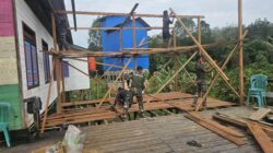 Tak Kenal Lelah di Bulan Ramadhan, Satgas TMMD dan Warga Gotong Royong Bangun MCK