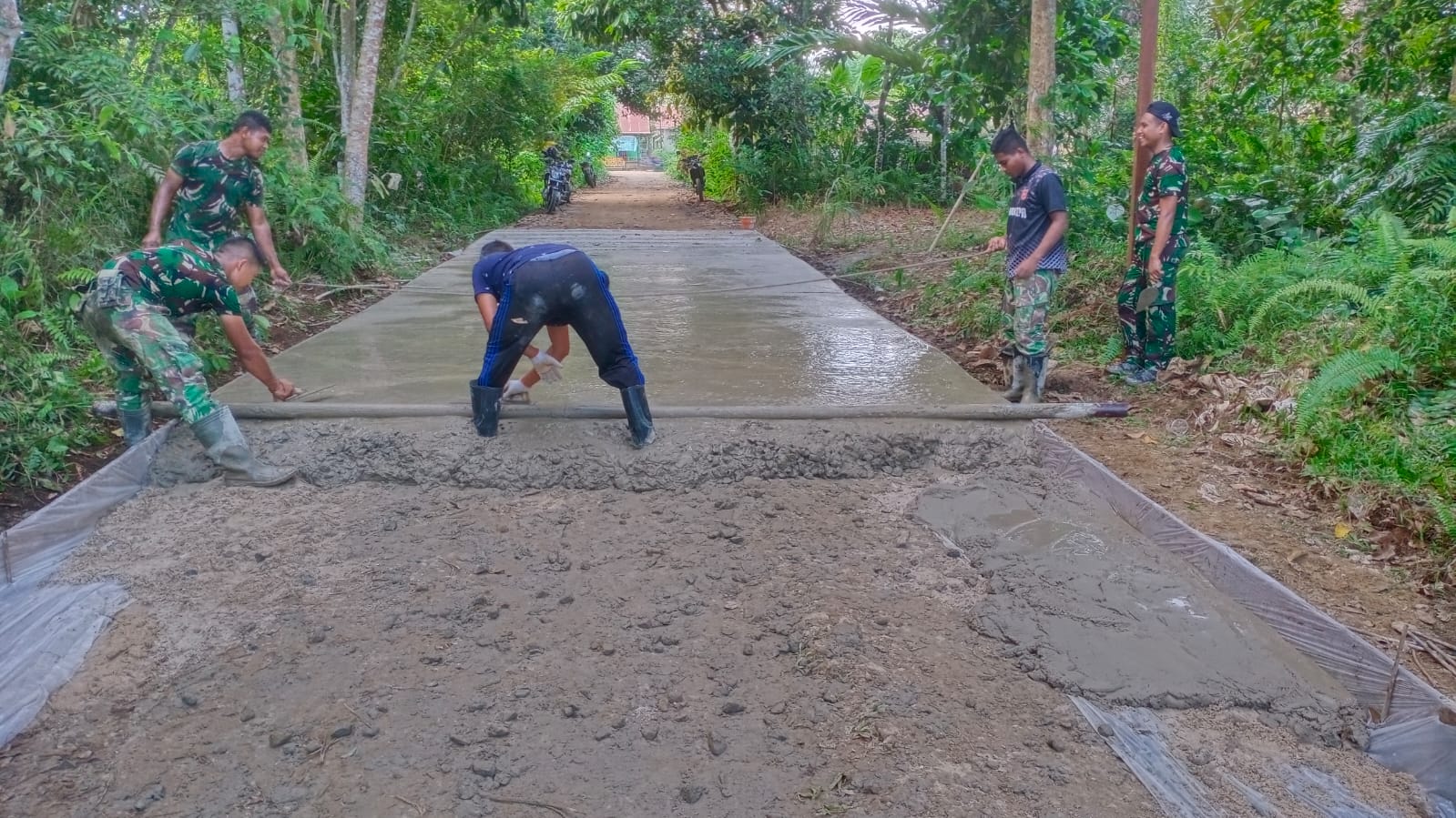 Pantang Kendur di Bulan Ramadhan, Anggota Satgas TMMD Kebut Pengerjaan Semenisasi Jalan