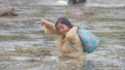 Meriah dan Penuh Kebersamaan, Satgas TMMD Wiltas Ke-127 Kodim 0912/Kubar Gelar Lomba Tangkap Ikan