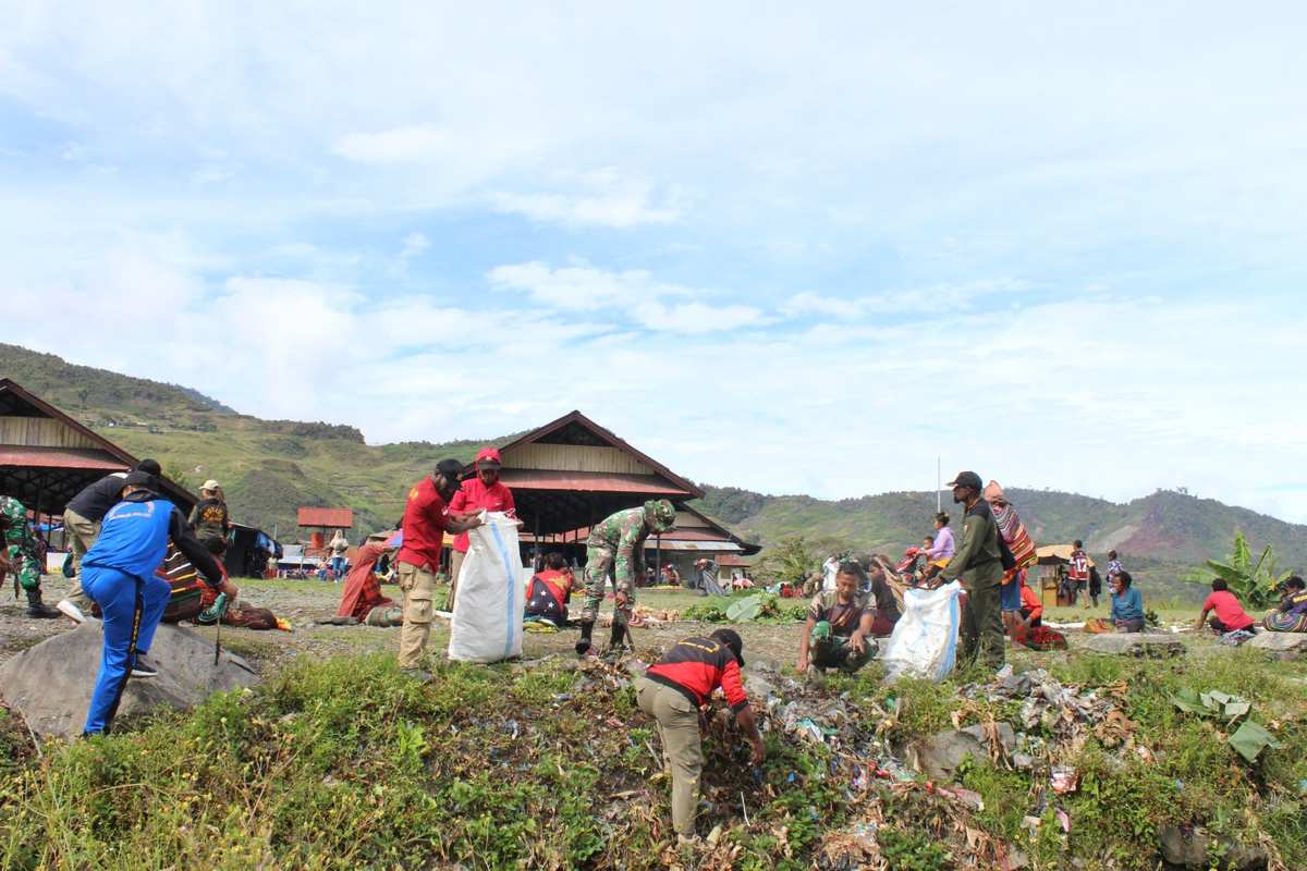 Karya Bakti Gabungan TNI-Polri dan Pemda: Pembersihan Sampah di Pasar Mama-Mama (Nagalomuni) Mulia Kota