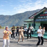 Senam Jum’at Sehat Bersama, Cara Ibu Persit Kodim 1714/Puncak Jaya Tampil Bugar Dan Sehat