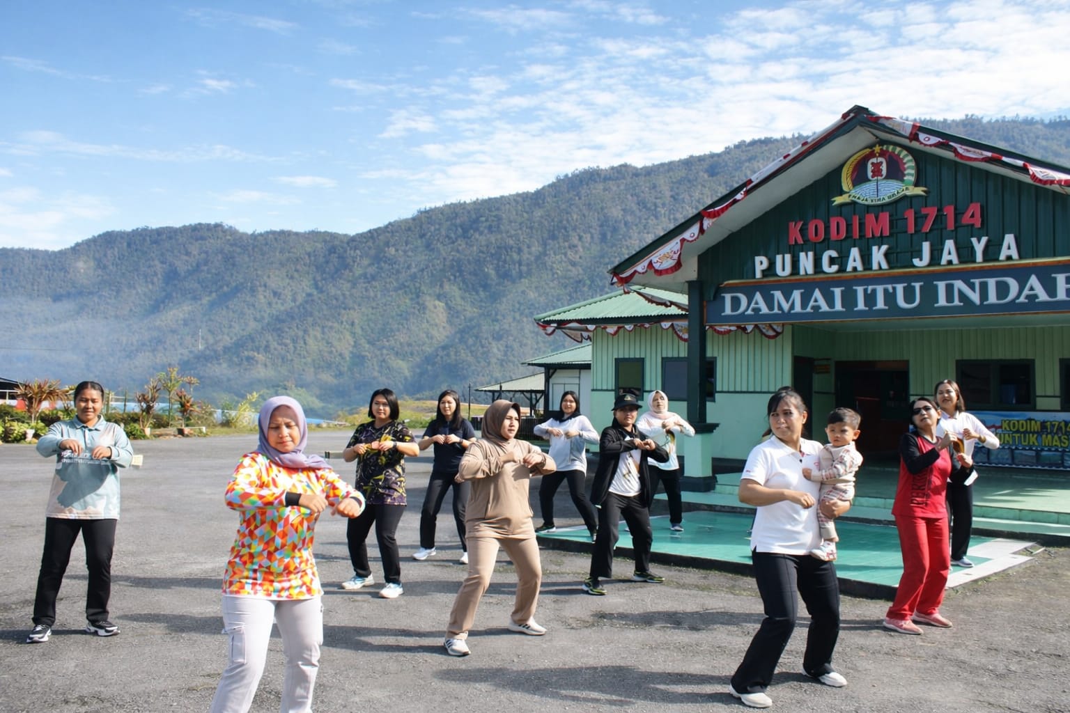 Senam Jum'at Sehat Bersama, Cara Ibu Persit Kodim 1714/Puncak Jaya Tampil Bugar Dan Sehat Senam Jum'at Sehat Bersama, Cara Ibu Persit Kodim 1714/Puncak Jaya Tampil Bugar Dan Sehat