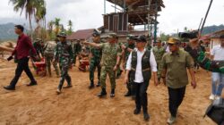 Wakil Ketua I Satgas PRR Letjen TNI Richard Tampubolon Dampingi Menko PMK Penyerahan Bantuan Stimultan Rumah Rusak Pascabencana di Sumatera