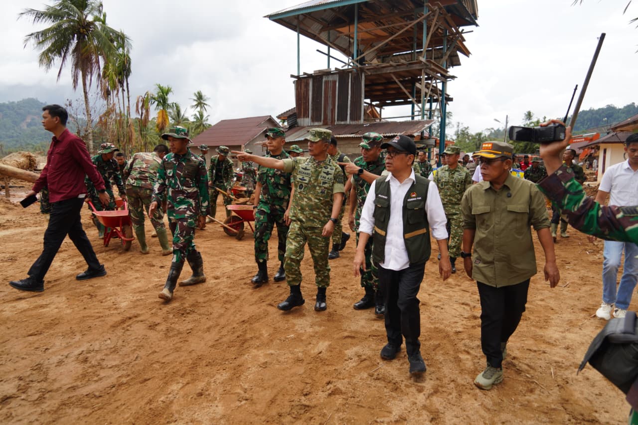 Wakil Ketua I Satgas PRR Letjen TNI Richard Tampubolon Dampingi Menko PMK Penyerahan Bantuan Stimultan Rumah Rusak Pascabencana di Sumatera