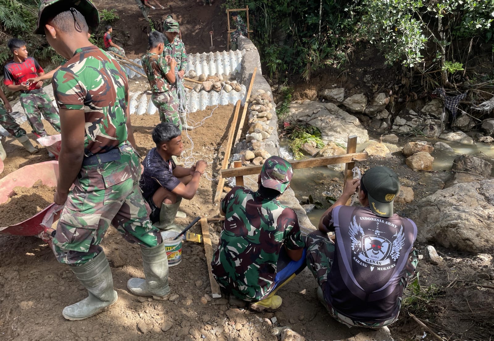 TNI AD Bangun Jembatan Aramco di Lima Puluh Kota, Perkuat Akses dan Ekonomi Warga