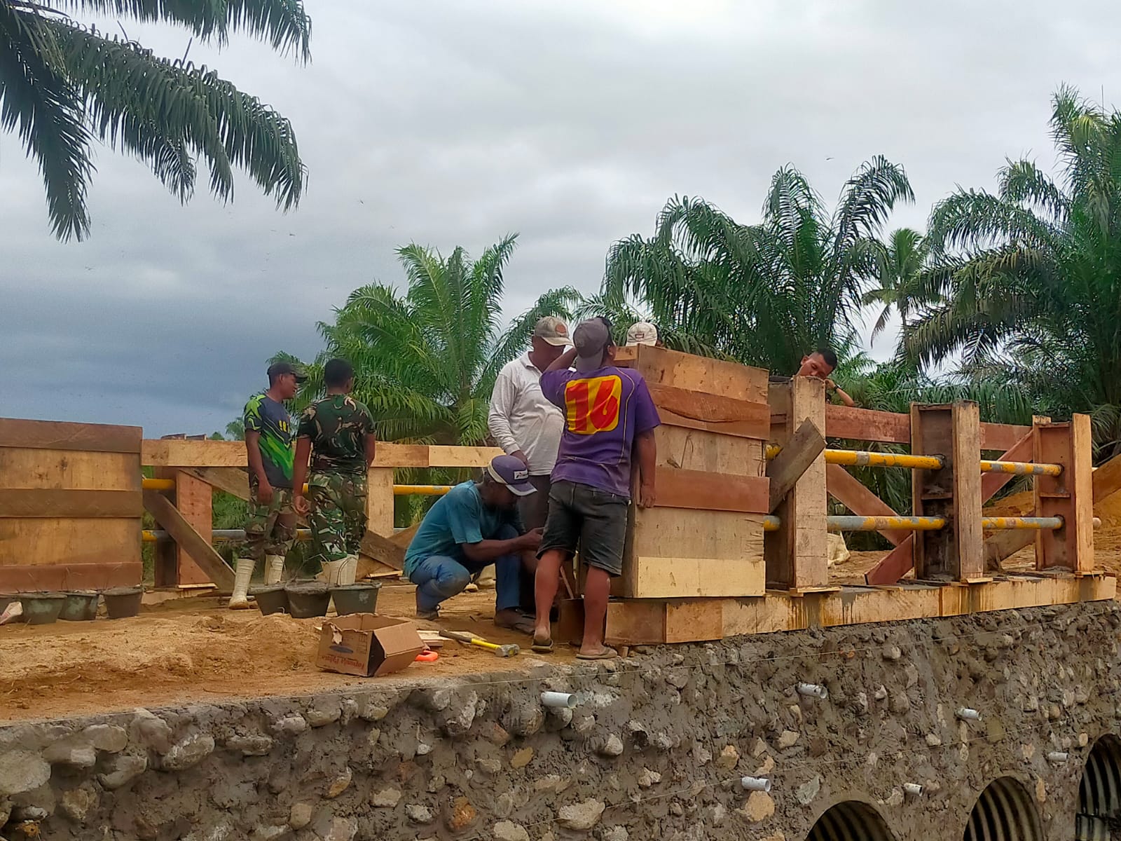 Satgas Gulbencal Kodam I/Bukit Barisan Tuntaskan Perbaikan Jembatan di Tapanuli Selatan, Akses Warga Pulih 100 Persen