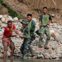 Gotong Royong TNI dan Warga Pacu Pembangunan Jembatan Perintis Garuda di Pesisir Selatan