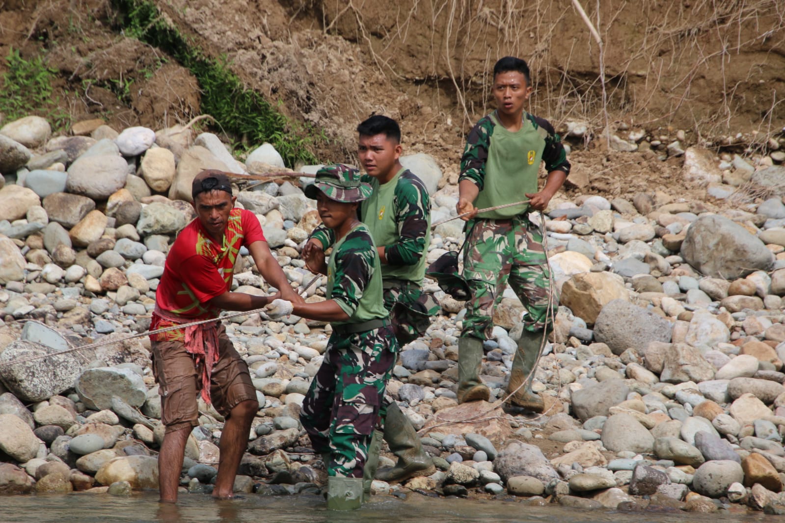 Gotong Royong TNI dan Warga Pacu Pembangunan Jembatan Perintis Garuda di Pesisir Selatan Gotong Royong TNI dan Warga Pacu Pembangunan Jembatan Perintis Garuda di Pesisir Selatan